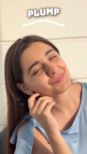 Naisha Khanna Instagram - #Ad
If there’s ONE thing you should listen to in your 20s, it’s this skincare rec 🤍 @pondsindia
POND’S Super Light Gel = instant hydration, no greasiness, just happy skin.
Plump. Bouncy. Healthy. Period.
#PondsIndia #PondsSkincare #Ponds #SuperLightGel