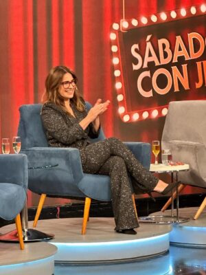Nancy Dupláa Instagram - Fuimos al programa de @jeymammon y pasaron cosas….#sábadosconjey 
Nos reímos muchooooo

Con los mejores invitados 
@moldavskyroberto 
@celestemuriega 
@petecocarabajal 

El traje más cómodo del mundo de @cynthiamartos 
Los zapatos son stilettos de raso preciosos @claudebenardshoes 
Aros plumitas de @eukatz 
@nanogmd el maquillador más capo del mundo
uñas @ohlalanails_beauty
Lentes @geekgamegafas.arg 
Y mi amiga ..la mejor del mundo !❤️en el styling @caromarafioti