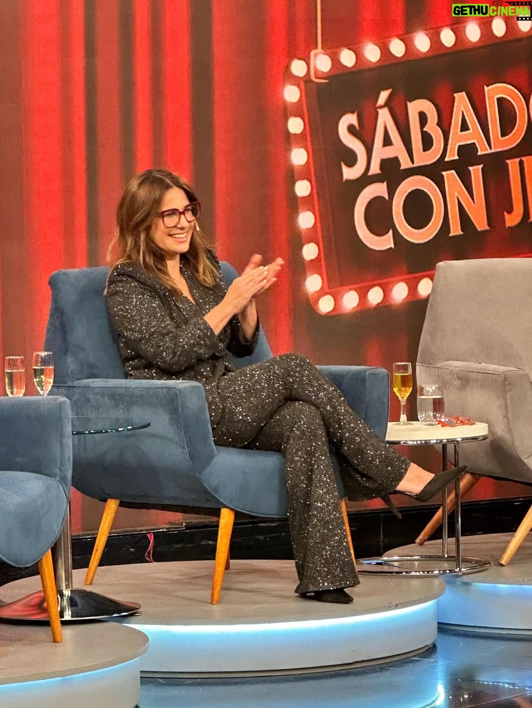 Nancy Dupláa - 28.4K Likes - Fuimos al programa de @jeymammon y pasaron cosas….#sábadosconjey 
Nos reímos muchooooo

Con los mejores invitados 
@moldavskyroberto 
@celestemuriega 
@petecocarabajal 

El traje más cómodo del mundo de @cynthiamartos 
Los zapatos son stilettos de raso preciosos @claudebenardshoes 
Aros plumitas de @eukatz 
@nanogmd el maquillador más capo del mundo
uñas @ohlalanails_beauty
Lentes @geekgamegafas.arg 
Y mi amiga ..la mejor del mundo !❤️en el styling @caromarafioti