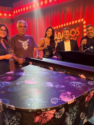 Nancy Dupláa Instagram - Fuimos al programa de @jeymammon y pasaron cosas….#sábadosconjey 
Nos reímos muchooooo

Con los mejores invitados 
@moldavskyroberto 
@celestemuriega 
@petecocarabajal 

El traje más cómodo del mundo de @cynthiamartos 
Los zapatos son stilettos de raso preciosos @claudebenardshoes 
Aros plumitas de @eukatz 
@nanogmd el maquillador más capo del mundo
uñas @ohlalanails_beauty
Lentes @geekgamegafas.arg 
Y mi amiga ..la mejor del mundo !❤️en el styling @caromarafioti