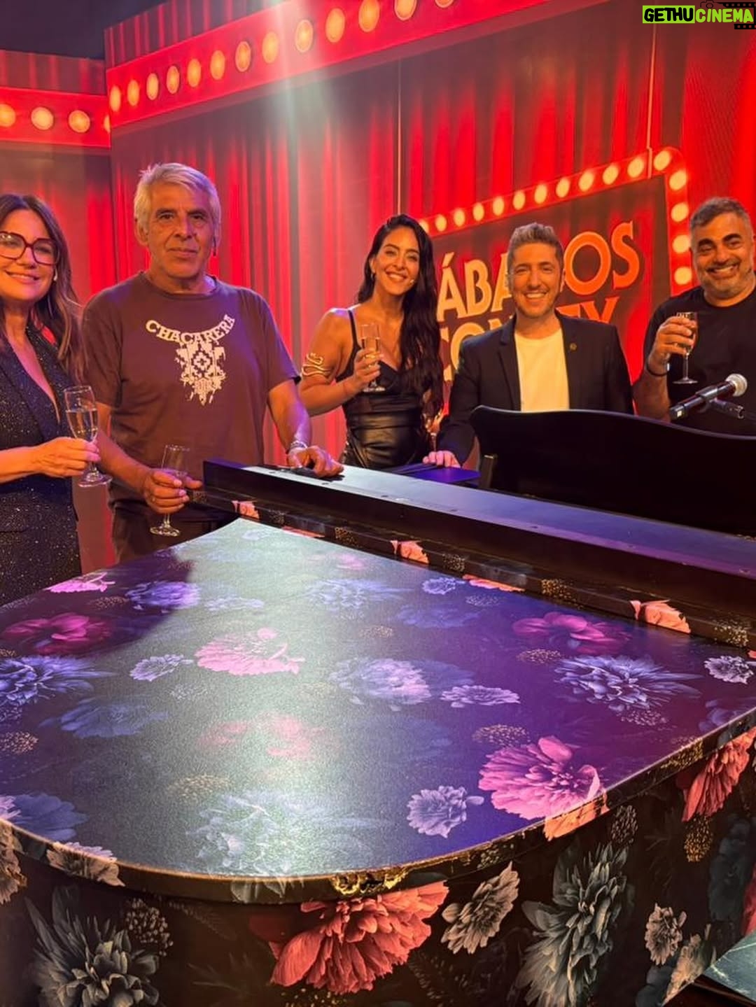 Nancy Dupláa - 28.4K Likes - Fuimos al programa de @jeymammon y pasaron cosas….#sábadosconjey 
Nos reímos muchooooo

Con los mejores invitados 
@moldavskyroberto 
@celestemuriega 
@petecocarabajal 

El traje más cómodo del mundo de @cynthiamartos 
Los zapatos son stilettos de raso preciosos @claudebenardshoes 
Aros plumitas de @eukatz 
@nanogmd el maquillador más capo del mundo
uñas @ohlalanails_beauty
Lentes @geekgamegafas.arg 
Y mi amiga ..la mejor del mundo !❤️en el styling @caromarafioti