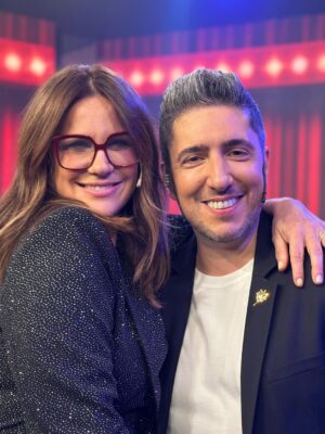 Nancy Dupláa Instagram - Fuimos al programa de @jeymammon y pasaron cosas….#sábadosconjey 
Nos reímos muchooooo

Con los mejores invitados 
@moldavskyroberto 
@celestemuriega 
@petecocarabajal 

El traje más cómodo del mundo de @cynthiamartos 
Los zapatos son stilettos de raso preciosos @claudebenardshoes 
Aros plumitas de @eukatz 
@nanogmd el maquillador más capo del mundo
uñas @ohlalanails_beauty
Lentes @geekgamegafas.arg 
Y mi amiga ..la mejor del mundo !❤️en el styling @caromarafioti