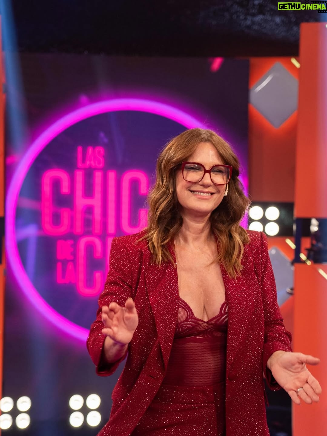 Nancy Dupláa - 54K Likes - Lo q tengo para confesar…es que las quiero tanto…q terminamos todas en el suelo🥴

Gracias amadas @laschicasdelaculpa se merecen todo el éxito acá y en EL MUNDO!! Xq son fuera de serie ..LAS QUIERO❤️
@fermetilli 
@mguinzburg 
@connieballarini 
@nataliacarulias 

Y encima en mi amado @eltrecetv 

Gracias a mi amiga de mi ❤️ @caromarafioti x este estilismo siempre certero y cómodo 
Y a todos Uds!!
Traje @cynthiamartos 
Body @lenceriamoda 
Botas @claudebenardshoes 
Aros @satoracompany 
Make up & Pelo @sochiherrera 
Lentes @pippagafass 

 Ph en el piso @kreinhart.ph