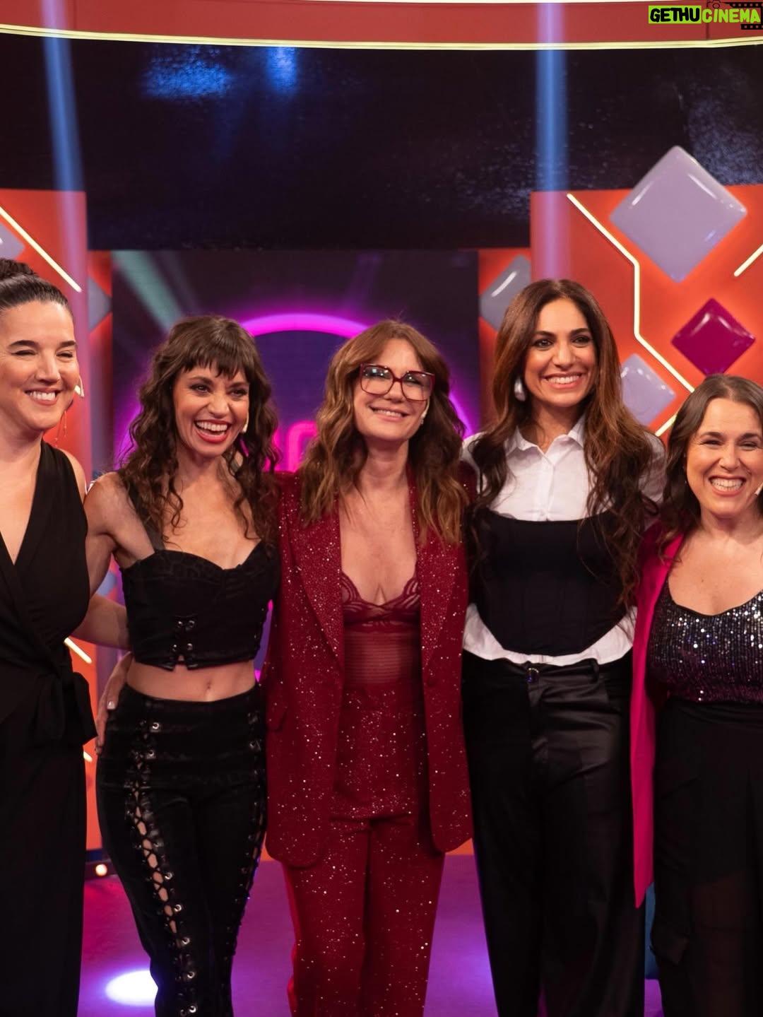 Nancy Dupláa - 54K Likes - Lo q tengo para confesar…es que las quiero tanto…q terminamos todas en el suelo🥴

Gracias amadas @laschicasdelaculpa se merecen todo el éxito acá y en EL MUNDO!! Xq son fuera de serie ..LAS QUIERO❤️
@fermetilli 
@mguinzburg 
@connieballarini 
@nataliacarulias 

Y encima en mi amado @eltrecetv 

Gracias a mi amiga de mi ❤️ @caromarafioti x este estilismo siempre certero y cómodo 
Y a todos Uds!!
Traje @cynthiamartos 
Body @lenceriamoda 
Botas @claudebenardshoes 
Aros @satoracompany 
Make up & Pelo @sochiherrera 
Lentes @pippagafass 

 Ph en el piso @kreinhart.ph