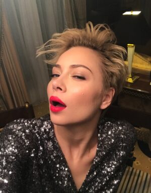 Nastasya Samburskaya Instagram - А это мой 2016… пока смотрела фотографии, была в шоке, за год я столько раз поменяла цвет волос и их длину… Столько событий еще происходило🤯