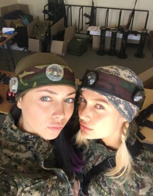 Nastasya Samburskaya Instagram - А это мой 2016… пока смотрела фотографии, была в шоке, за год я столько раз поменяла цвет волос и их длину… Столько событий еще происходило🤯