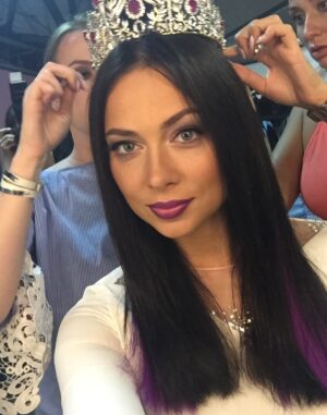 Nastasya Samburskaya Instagram - А это мой 2016… пока смотрела фотографии, была в шоке, за год я столько раз поменяла цвет волос и их длину… Столько событий еще происходило🤯