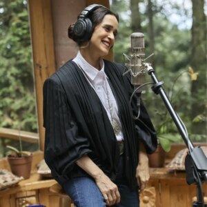 Natalia Lafourcade Instagram - Estoy feliz de que ya puedan escuchar esta canción de amistad y de apoyo. Un sincero encuentro de dos amigas, que puede ser en una cantina con un mezcalito. De platicar y compartir. Y estoy feliz de cantarla con mi adorada @natalialafourcade.
Gracias Nat, por ser parte de esta canción, pero también porque eres una gran guía, una artista completa a quien admiro y a quien con mucha felicidad puedo llamar amiga. 
Es hermoso volver a compartir contigo después de tanto tiempo, ver cómo has ido creciendo tu universo y floreciendo en todos los sentidos. 🌸🌼🌻
Estoy feliz y honrada de cantar esta canción contigo, que siga la música adorada maestra! 💖

"Tengo qué contarte" ya está disponible en todas las plataformas de audio! 🎶🤠