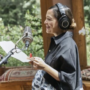 Natalia Lafourcade Instagram - Estoy feliz de que ya puedan escuchar esta canción de amistad y de apoyo. Un sincero encuentro de dos amigas, que puede ser en una cantina con un mezcalito. De platicar y compartir. Y estoy feliz de cantarla con mi adorada @natalialafourcade.
Gracias Nat, por ser parte de esta canción, pero también porque eres una gran guía, una artista completa a quien admiro y a quien con mucha felicidad puedo llamar amiga. 
Es hermoso volver a compartir contigo después de tanto tiempo, ver cómo has ido creciendo tu universo y floreciendo en todos los sentidos. 🌸🌼🌻
Estoy feliz y honrada de cantar esta canción contigo, que siga la música adorada maestra! 💖

"Tengo qué contarte" ya está disponible en todas las plataformas de audio! 🎶🤠