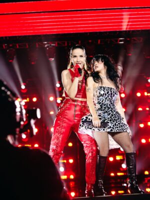 Natalia Oreiro Instagram - Épico show anoche de @lali en Montevideo.
Una locura acompañarte de sorpresa en mi tierra.
Gracias por cumplir sueños, nuestras niñas interiores estaban felices 👯‍♂️❤️‍🔥🎵
Mucha admiración para vos y todo tu equipo, y un público inolvidable en una noche mágica!

📸 @_brunoimanol 
@castillosfernando 
@vivistallone 
@domaleatherar 
@mariacherargentina 
@ghoda.uy 
@luligemelli
@diegoalfonsouy