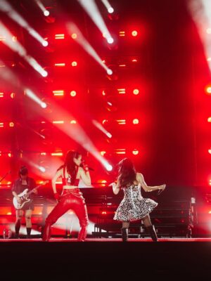 Natalia Oreiro Instagram - Épico show anoche de @lali en Montevideo.
Una locura acompañarte de sorpresa en mi tierra.
Gracias por cumplir sueños, nuestras niñas interiores estaban felices 👯‍♂️❤️‍🔥🎵
Mucha admiración para vos y todo tu equipo, y un público inolvidable en una noche mágica!

📸 @_brunoimanol 
@castillosfernando 
@vivistallone 
@domaleatherar 
@mariacherargentina 
@ghoda.uy 
@luligemelli
@diegoalfonsouy