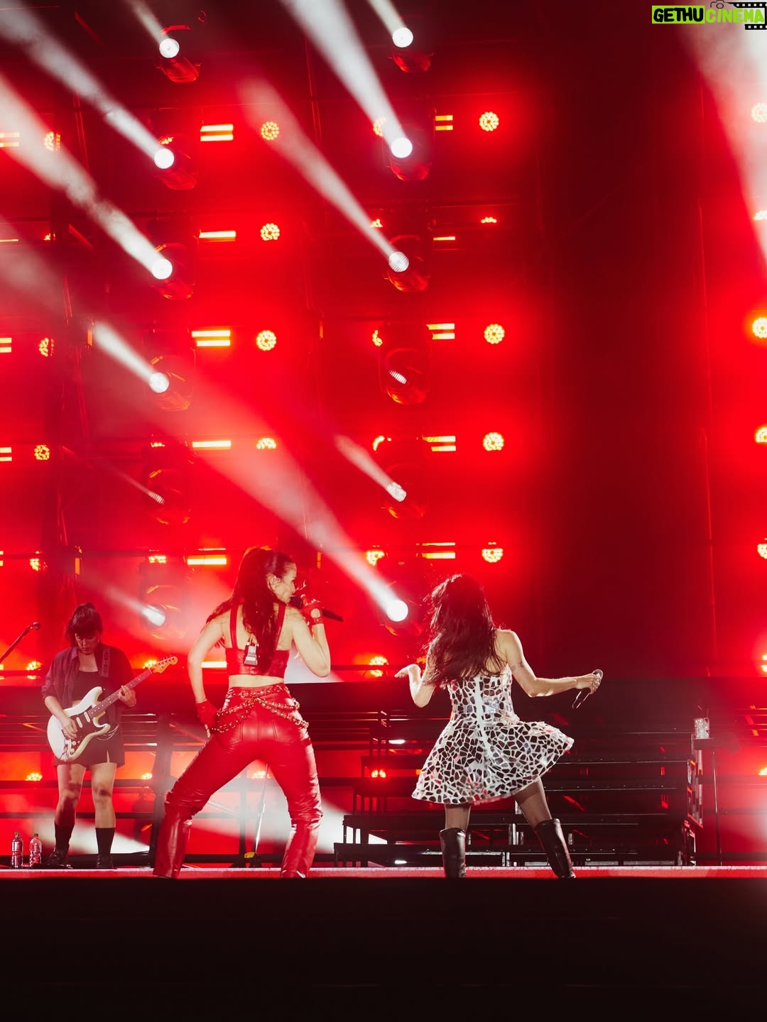 Natalia Oreiro - 155.1K Likes - Épico show anoche de @lali en Montevideo.
Una locura acompañarte de sorpresa en mi tierra.
Gracias por cumplir sueños, nuestras niñas interiores estaban felices 👯‍♂️❤️‍🔥🎵
Mucha admiración para vos y todo tu equipo, y un público inolvidable en una noche mágica!

📸 @_brunoimanol 
@castillosfernando 
@vivistallone 
@domaleatherar 
@mariacherargentina 
@ghoda.uy 
@luligemelli
@diegoalfonsouy