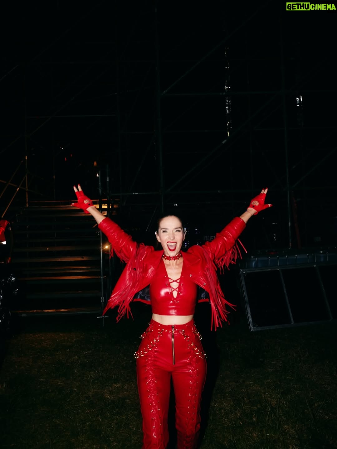 Natalia Oreiro - 155.1K Likes - Épico show anoche de @lali en Montevideo.
Una locura acompañarte de sorpresa en mi tierra.
Gracias por cumplir sueños, nuestras niñas interiores estaban felices 👯‍♂️❤️‍🔥🎵
Mucha admiración para vos y todo tu equipo, y un público inolvidable en una noche mágica!

📸 @_brunoimanol 
@castillosfernando 
@vivistallone 
@domaleatherar 
@mariacherargentina 
@ghoda.uy 
@luligemelli
@diegoalfonsouy