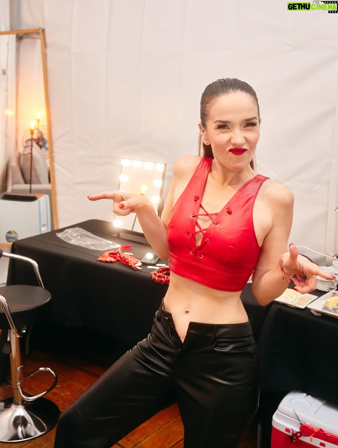 Natalia Oreiro - 155.1K Likes - Épico show anoche de @lali en Montevideo.
Una locura acompañarte de sorpresa en mi tierra.
Gracias por cumplir sueños, nuestras niñas interiores estaban felices 👯‍♂️❤️‍🔥🎵
Mucha admiración para vos y todo tu equipo, y un público inolvidable en una noche mágica!

📸 @_brunoimanol 
@castillosfernando 
@vivistallone 
@domaleatherar 
@mariacherargentina 
@ghoda.uy 
@luligemelli
@diegoalfonsouy