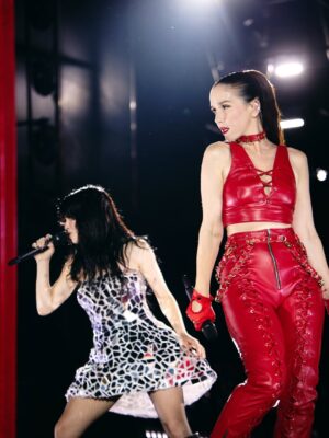 Natalia Oreiro Instagram - Épico show anoche de @lali en Montevideo.
Una locura acompañarte de sorpresa en mi tierra.
Gracias por cumplir sueños, nuestras niñas interiores estaban felices 👯‍♂️❤️‍🔥🎵
Mucha admiración para vos y todo tu equipo, y un público inolvidable en una noche mágica!

📸 @_brunoimanol 
@castillosfernando 
@vivistallone 
@domaleatherar 
@mariacherargentina 
@ghoda.uy 
@luligemelli
@diegoalfonsouy