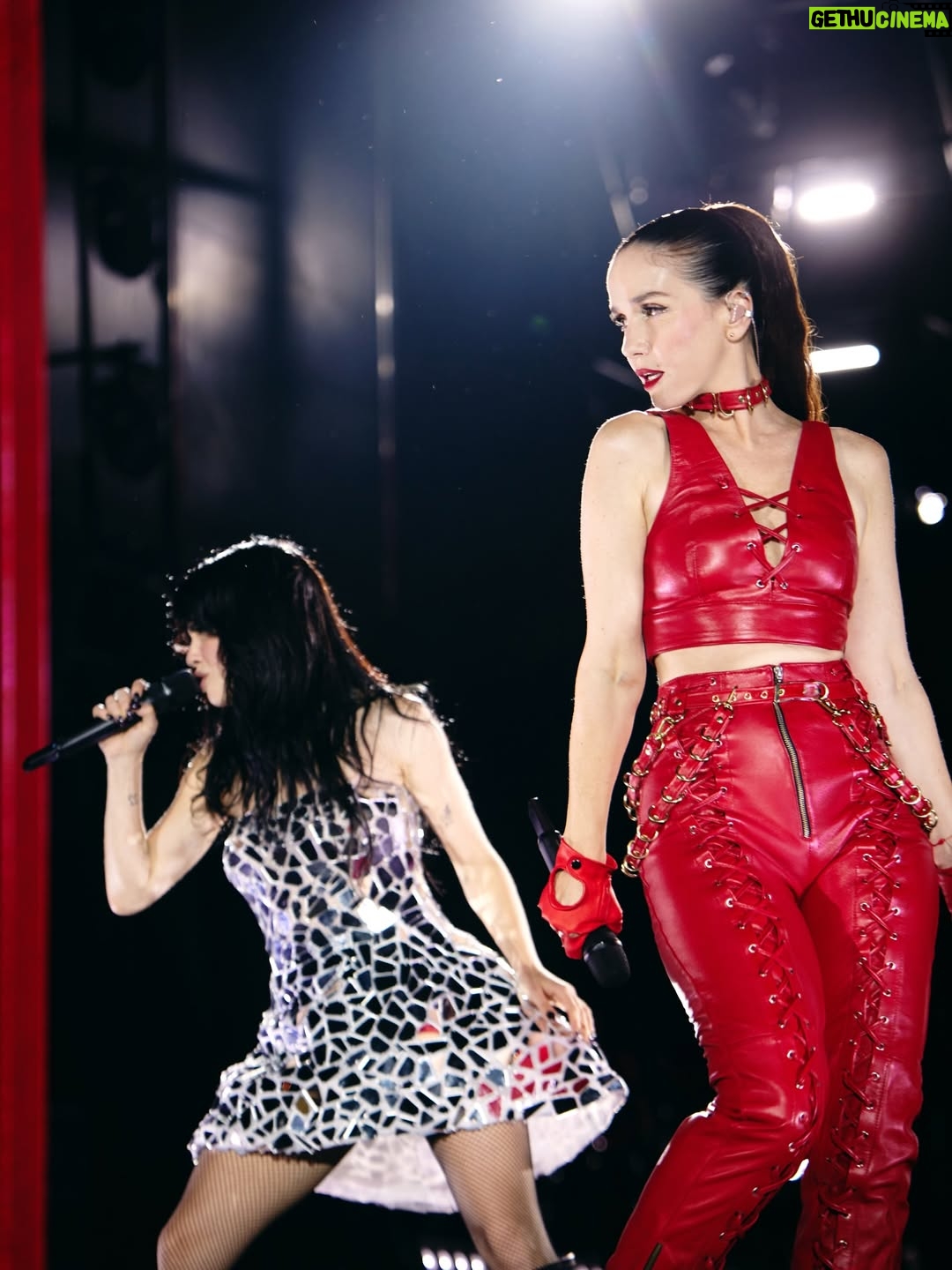 Natalia Oreiro - 155.1K Likes - Épico show anoche de @lali en Montevideo.
Una locura acompañarte de sorpresa en mi tierra.
Gracias por cumplir sueños, nuestras niñas interiores estaban felices 👯‍♂️❤️‍🔥🎵
Mucha admiración para vos y todo tu equipo, y un público inolvidable en una noche mágica!

📸 @_brunoimanol 
@castillosfernando 
@vivistallone 
@domaleatherar 
@mariacherargentina 
@ghoda.uy 
@luligemelli
@diegoalfonsouy