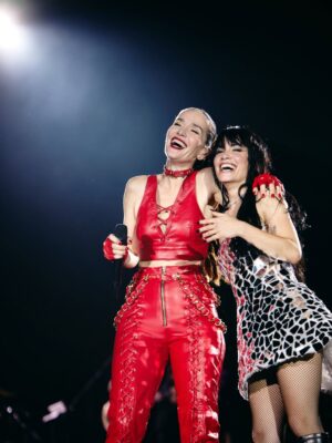 Natalia Oreiro Instagram - Épico show anoche de @lali en Montevideo.
Una locura acompañarte de sorpresa en mi tierra.
Gracias por cumplir sueños, nuestras niñas interiores estaban felices 👯‍♂️❤️‍🔥🎵
Mucha admiración para vos y todo tu equipo, y un público inolvidable en una noche mágica!

📸 @_brunoimanol 
@castillosfernando 
@vivistallone 
@domaleatherar 
@mariacherargentina 
@ghoda.uy 
@luligemelli
@diegoalfonsouy