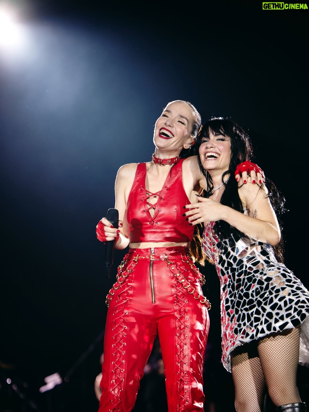 Natalia Oreiro - 155.1K Likes - Épico show anoche de @lali en Montevideo.
Una locura acompañarte de sorpresa en mi tierra.
Gracias por cumplir sueños, nuestras niñas interiores estaban felices 👯‍♂️❤️‍🔥🎵
Mucha admiración para vos y todo tu equipo, y un público inolvidable en una noche mágica!

📸 @_brunoimanol 
@castillosfernando 
@vivistallone 
@domaleatherar 
@mariacherargentina 
@ghoda.uy 
@luligemelli
@diegoalfonsouy