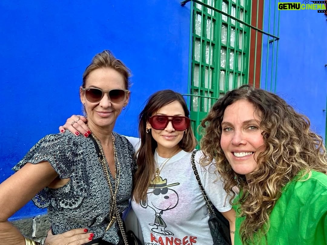 Natalie Imbruglia - 18K Likes - Loving every single second in Mexico City! 🇲🇽

Enjoyed a wonderful trip with @tarasmithofficial and @fifihowden at the Frida Kahlo Museum. 
I was thrilled to find a poem by @thisispattismith, who I am a huge fan of! 

We then explored the city’s vibrant streets. From hidden murals to beautiful statues, the city is just alive with incredible art everywhere you look!