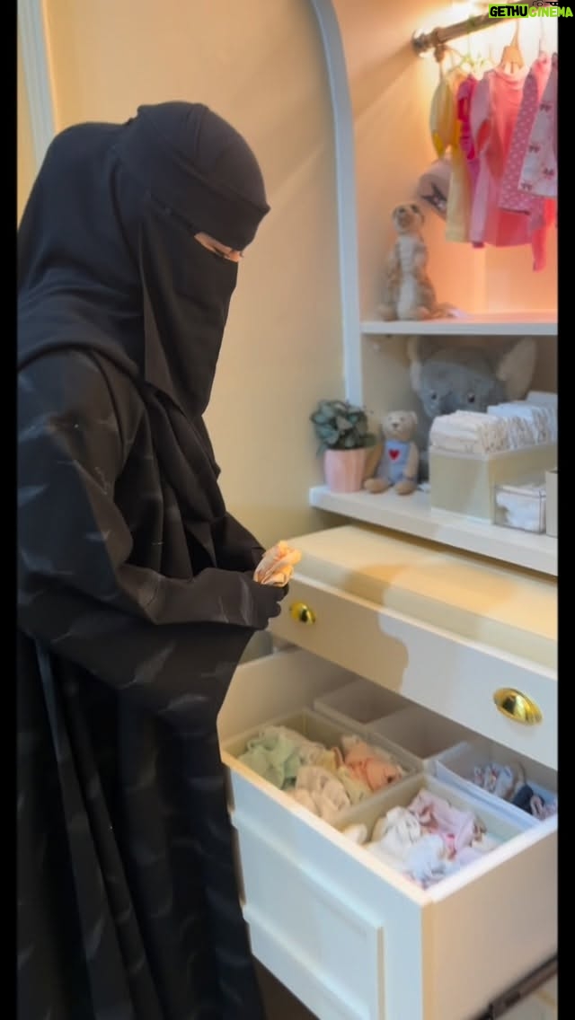 Natalie Sarah - 37K Likes - .
Masya allah tabarakallah
.
Ketika hadir cucu pertama baby elara ,ummi hidupnya makin berwarna , sampai ummi renovasi kamar khusus untuk baby elara kalau pas nginep di rummah jiddahnya , dari mulai ide , konsep , warna , desaign ummi pikirin semua laluummi  kasih kepercayaan ke neng @natalie_sarahs , untuk ngerjain proyek kamar baby elara…. Dan hasilnya sesuai keinginan ummi 😍 
Biar baby elara nyaman bobo nya 
Dan mama elara @adiba.knza kalau baby elara nginep di rumah jiddah gak usah bawa baju ya , jiddahnya dah siapin semuanya komplet 😁😍

Gimana teman2 suka gak konsep kamar baby elara ? 

Karpet cantik from @farahcarpetsofficial , terimakasih ( baba , mimi  @intan_ahmad , n anak2 cantik @vanyameeraa @aimanameeraa yg selalu suport ) 

Sprei cantik nan lembut from @nouvus_home 

Proyek @decoranbynat 

Allahumma bariik 🙏❤️