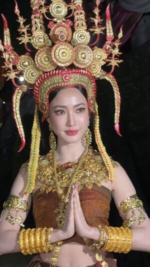 Natapohn Tameeruks Instagram - รู้สึกเป็นเกียรติอย่างยิ่งที่ได้มีโอกาสร่วมงานกับนางราชลักษมี @taewaew_natapohn 💛 และทีมงานทุกท่าน ที่ได้ร่วมกันสร้างสรรค์งานเทศกาลดอกลำดวนบาน จังหวัดศรีสะเกษ ให้สวยงามและน่าประทับใจ 🌼 #มนตราศรีพฤทเธศวร #งานดอกลำดวนบาน #จังหวัดศรีสะเกษ
