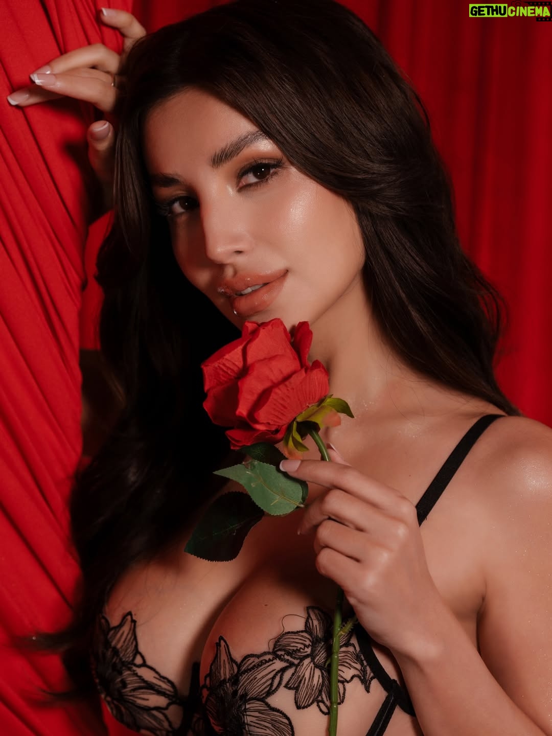 Most liked Instagram photo of Nathalie Hart