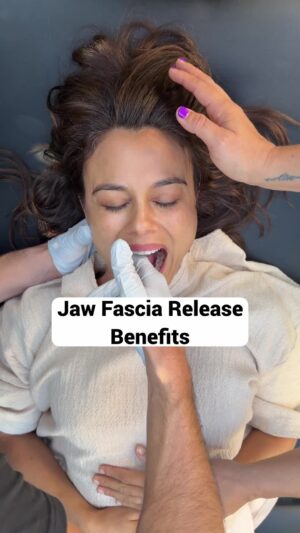 Nathalie Kelley Instagram - This is one of the most powerful Fascia release techniques to unwind tension in the jaw and lift the face. When our jaws are tight, it pulls all of the fascia, muscles, bones, tendons, and ligaments out of alignment. This means there are fewer nutrients, oxygen, and blood flow to the face, which impacts collagen production. It also impacts face alignment / symmetry.
ㅤ
When we unwind tension in the jaw and around the sinuses, it creates more space for the face to flow, relieves headaches and face pain, releases tension in the neck and shoulders and restores flow.
ㅤ
Try this maneuver yourself to rebalance the face.
ㅤ
One of my favourite things is teaching people how to work with fascia effectively. If you want to learn 7 of my favourite hands-on techniques(excluding the face) to help others (or yourself), comment SEVEN below, and I’ll send you the course link so you can start practicing today! 🦾
ㅤ