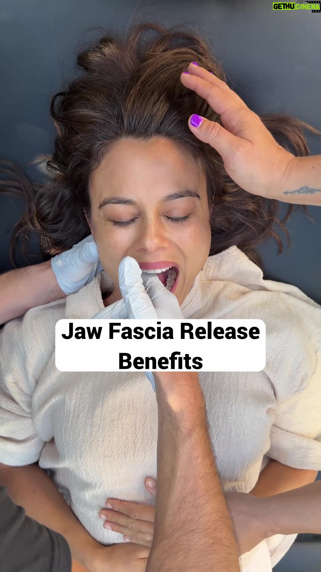 Nathalie Kelley - 6.8K Likes - This is one of the most powerful Fascia release techniques to unwind tension in the jaw and lift the face. When our jaws are tight, it pulls all of the fascia, muscles, bones, tendons, and ligaments out of alignment. This means there are fewer nutrients, oxygen, and blood flow to the face, which impacts collagen production. It also impacts face alignment / symmetry.
ㅤ
When we unwind tension in the jaw and around the sinuses, it creates more space for the face to flow, relieves headaches and face pain, releases tension in the neck and shoulders and restores flow.
ㅤ
Try this maneuver yourself to rebalance the face.
ㅤ
One of my favourite things is teaching people how to work with fascia effectively. If you want to learn 7 of my favourite hands-on techniques(excluding the face) to help others (or yourself), comment SEVEN below, and I’ll send you the course link so you can start practicing today! 🦾
ㅤ