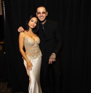 Natti Natasha Instagram - Qué noche tan especial…

Todavía estoy procesando tanta emoción.
Gracias por tanto amor, por cada abrazo, cada mensaje, cada palabra bonita.

“Mejor Álbum Tropical” representa lágrimas, sacrificios, noches largas, pero sobre todo fe… una fe que nunca se apagó.

Gracias @romeosantos por tu apoyo y respeto 🇩🇴.
Gracias @nandoboompanama y @dimeloflow por poner el corazón en Dem Bow y hacerlo historia 🇵🇦.

A Dios… toda la gloria siempre. Sin Él nada. 🙏🏽

Y a mi familia, que es mi fuerza cuando nadie ve… los amo más de lo que las palabras pueden explicar.

Esto no es solo un premio…
es una promesa cumplida. 🤍✨ @premiolonuestro 🙏🏻