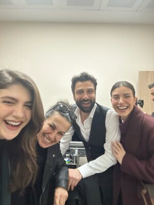 Naz Çağla Irmak Instagram - deli olmişum bu ekibe deliii🫶🏻 
akşam yeni bölümümüzde görüşmek üzere🌹
@tasacakbudenizdizi