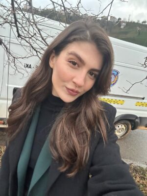 Naz Çağla Irmak Instagram - deli olmişum bu ekibe deliii🫶🏻 
akşam yeni bölümümüzde görüşmek üzere🌹
@tasacakbudenizdizi