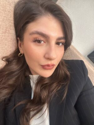 Naz Çağla Irmak Instagram - deli olmişum bu ekibe deliii🫶🏻 
akşam yeni bölümümüzde görüşmek üzere🌹
@tasacakbudenizdizi