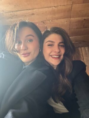 Naz Çağla Irmak Instagram - deli olmişum bu ekibe deliii🫶🏻 
akşam yeni bölümümüzde görüşmek üzere🌹
@tasacakbudenizdizi