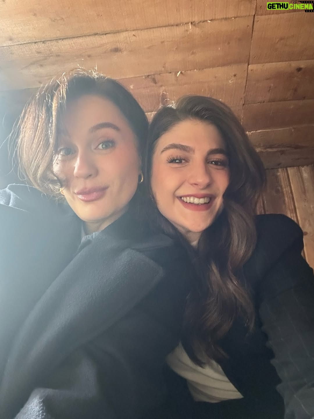 Naz Çağla Irmak - 266.4K Likes - deli olmişum bu ekibe deliii🫶🏻 
akşam yeni bölümümüzde görüşmek üzere🌹
@tasacakbudenizdizi