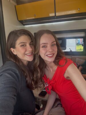 Naz Çağla Irmak Instagram - saat acilen @tasacakbudenizdizi yeni bölüm saati olabilir mi lütfeeen? ⏰❤️

20.00’da @trt1 ekranlarında buluşana kadar, galeride kalanlarla oyalanıyorum🌹
