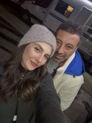 Naz Çağla Irmak Instagram - saat acilen @tasacakbudenizdizi yeni bölüm saati olabilir mi lütfeeen? ⏰❤️

20.00’da @trt1 ekranlarında buluşana kadar, galeride kalanlarla oyalanıyorum🌹