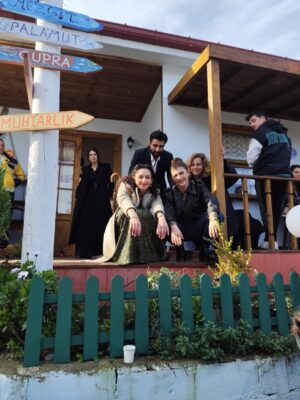 Naz Çağla Irmak Instagram - saat acilen @tasacakbudenizdizi yeni bölüm saati olabilir mi lütfeeen? ⏰❤️

20.00’da @trt1 ekranlarında buluşana kadar, galeride kalanlarla oyalanıyorum🌹