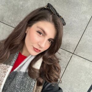 Naz Çağla Irmak Instagram - saat acilen @tasacakbudenizdizi yeni bölüm saati olabilir mi lütfeeen? ⏰❤️

20.00’da @trt1 ekranlarında buluşana kadar, galeride kalanlarla oyalanıyorum🌹