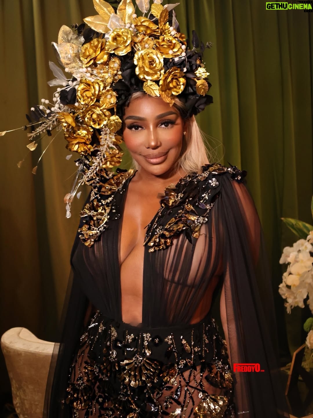 NeNe Leakes - 72.2K Likes - SWIPE: The Queen Of Atlanta has arrived 
#UGT

Dress: @michaelcostello 
Headpiece: @laureldewitt 
Makeup: @envymulatto 
Hair: @_kstylezhaircollection_ 
Style Team @parischea @neneleakes 
: @kingtroi 

It has been an honor and a pleasure to welcome you all to Atlanta ❤️