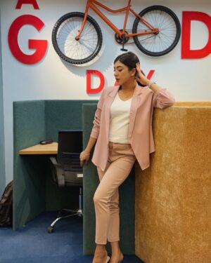 Neelanjona Neela Instagram - Just joined in an office. How do i look?

Drama: অবশেষে। 
Directed by Mahmudur Rahman Hime