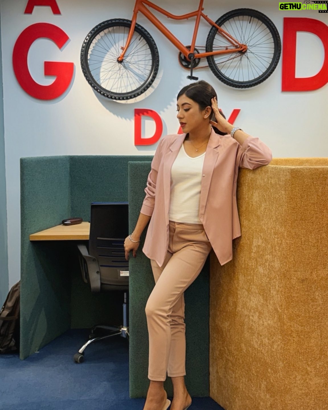 Neelanjona Neela - 4.8K Likes - Just joined in an office. How do i look?

Drama: অবশেষে। 
Directed by Mahmudur Rahman Hime