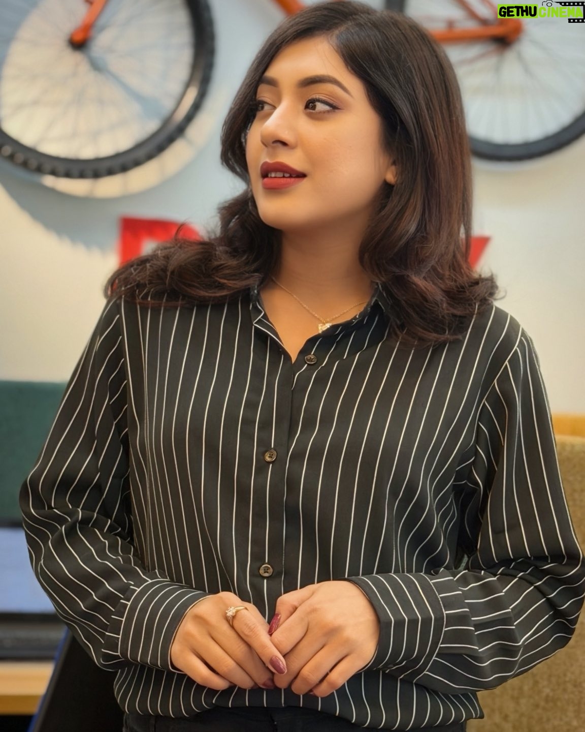 Neelanjona Neela - 4.8K Likes - Just joined in an office. How do i look?

Drama: অবশেষে। 
Directed by Mahmudur Rahman Hime