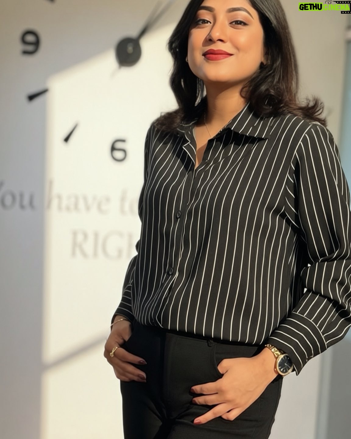 Neelanjona Neela - 4.8K Likes - Just joined in an office. How do i look?

Drama: অবশেষে। 
Directed by Mahmudur Rahman Hime