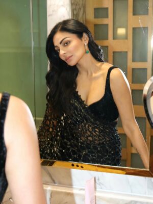 Neeru Bajwa Instagram - Couldn’t think of a caption 

Phaphey Kuttniyan🌹 August 22

Sari: @sawangandhiofficial 
Earrings: @anaghaartsnjewels
Styled & Shot by @bhwdp
Assisted by @itsmehr_s
Hair @hairbyramacoiffeur