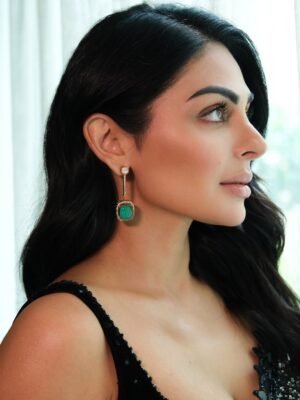Neeru Bajwa Instagram - Couldn’t think of a caption 

Phaphey Kuttniyan🌹 August 22

Sari: @sawangandhiofficial 
Earrings: @anaghaartsnjewels
Styled & Shot by @bhwdp
Assisted by @itsmehr_s
Hair @hairbyramacoiffeur