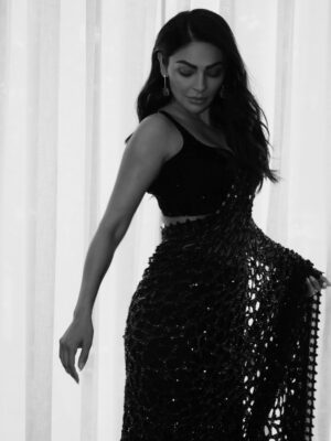 Neeru Bajwa Instagram - Couldn’t think of a caption 

Phaphey Kuttniyan🌹 August 22

Sari: @sawangandhiofficial 
Earrings: @anaghaartsnjewels
Styled & Shot by @bhwdp
Assisted by @itsmehr_s
Hair @hairbyramacoiffeur