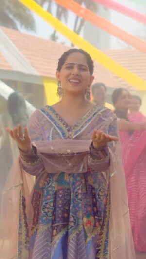 Neeti Mohan Instagram - May this festival of colours bring endless happiness and unforgettable moments with your loved ones 🎉💖
Happy Holi to you and your family 🤗

#happyholi #holi #festival #bhajan