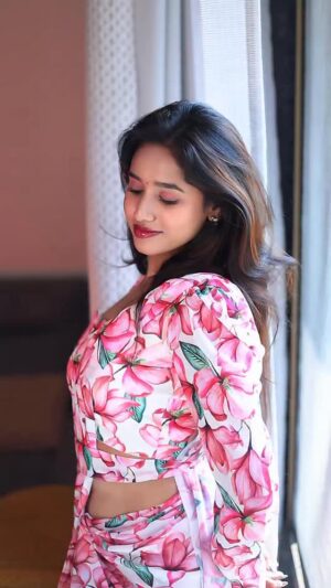 Neha Chowdary Endluri Instagram - 🩷

Outfit: @navya.marouthu 
Captured: @shutterbug_yuga 

#neha_nani #reels #trending