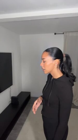 Nehuda Instagram - Hometown glory La toute première chanson que je chantais dans les piano bars quand je suis arrivée à Paris ♥️