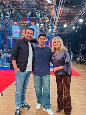 Nergis Kumbasar Instagram - Kıymetli Nergis abla; zarafetin ve güzel enerjinle geceye ayrı bir değer kattın, beni onore ettin. Nergis Kumbasar ve Onur Büyüktopçu ile MasterChef Türkiye 2026 Altın Kupa gecesinde aynı heyecanı paylaşmak çok güzeldi. ✨